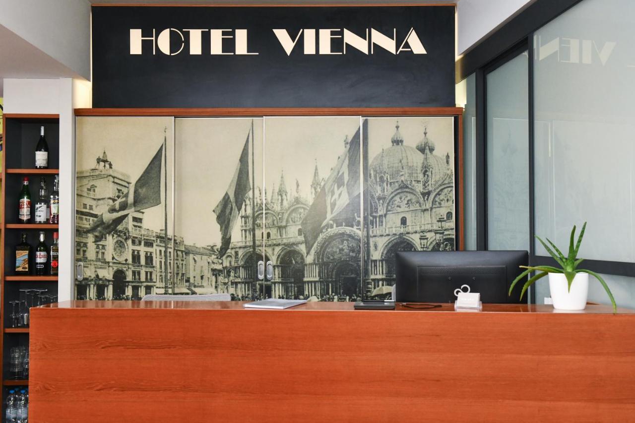 Hotel Vienna Lido di Jesolo Bagian luar foto