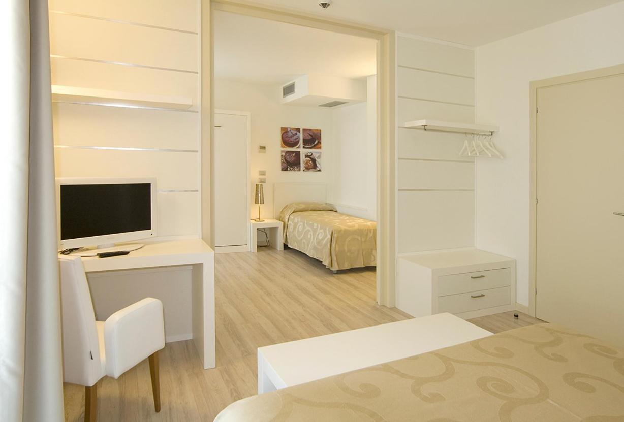 Hotel Vienna Lido di Jesolo Bagian luar foto